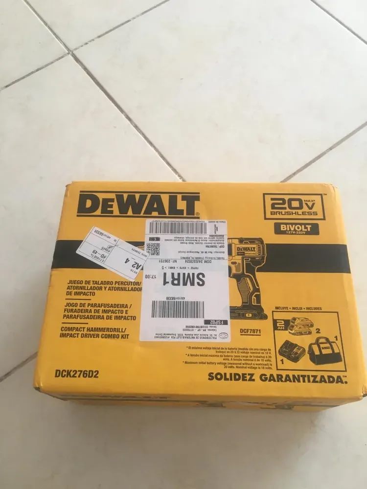 Caixa do produto DeWalt recebida pelo cliente