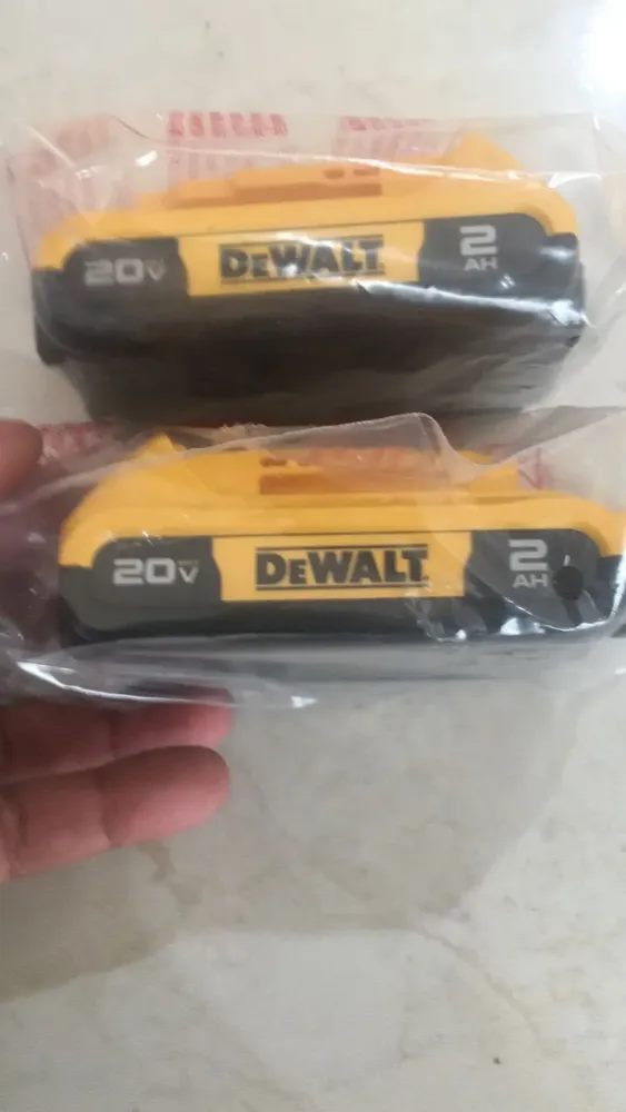 Duas baterias DeWalt recebidas pelo cliente
