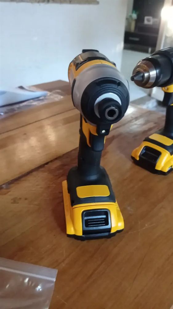 Parafusadeiras DeWalt recebidas pelo cliente